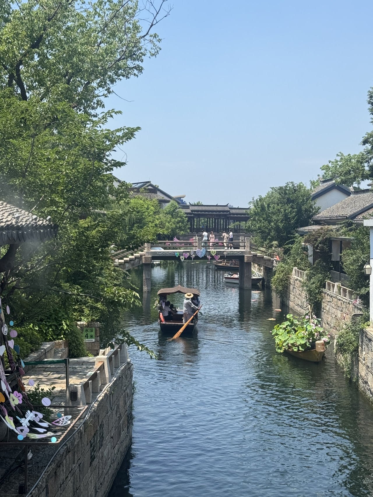 #Overseas travel The best place I visited in Shanghai is

Panlong Tianti, a water village located about 30 minutes away from downtown Shanghai.

Panlong Tianti is an artificial water village close to downtown Shanghai, and is a tourist attraction that combines traditional Chinese architecture with modern sensibility.

From delicious restaurants, shopping, prop shops, and cafes,

It was so good that I wouldn't regret spending the whole day there.

If you visit Shanghai, I highly recommend you stop by.

#Shanghai #ChinaTravel #PanlongTianti #PanlongTiandi #ChinaPlacesToVisit #ShanghaiTravel #ChineseWaterVillage #ShanghaiHotPlace #OverseasTravel #ChinaVisaFreeTravel #Panlong #WaterVillage