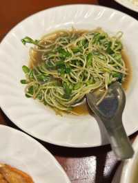 🌟 “ต๋อง เต็ม โต๊ะ” ตำนานร้านอาหารเหนือชื่อดัง