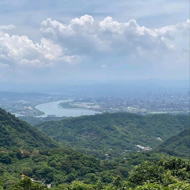 Ridge Walking with Ocean Views at Niugangling Mountain
