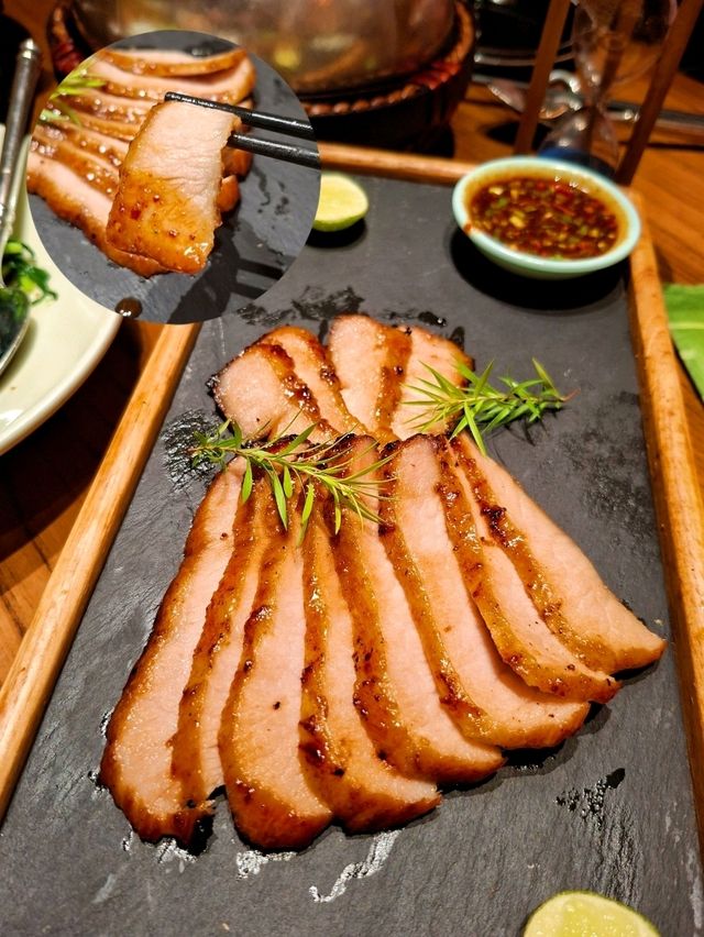 炭燒豬頸肉，外脆內嫩，滿足味蕾