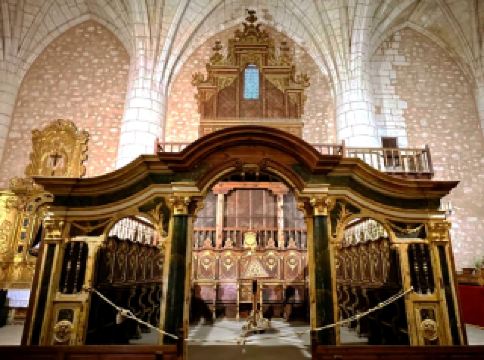 ห้องใต้ดินแบบโกธิกอันงดงามจะทำให้คุณทึ่ง