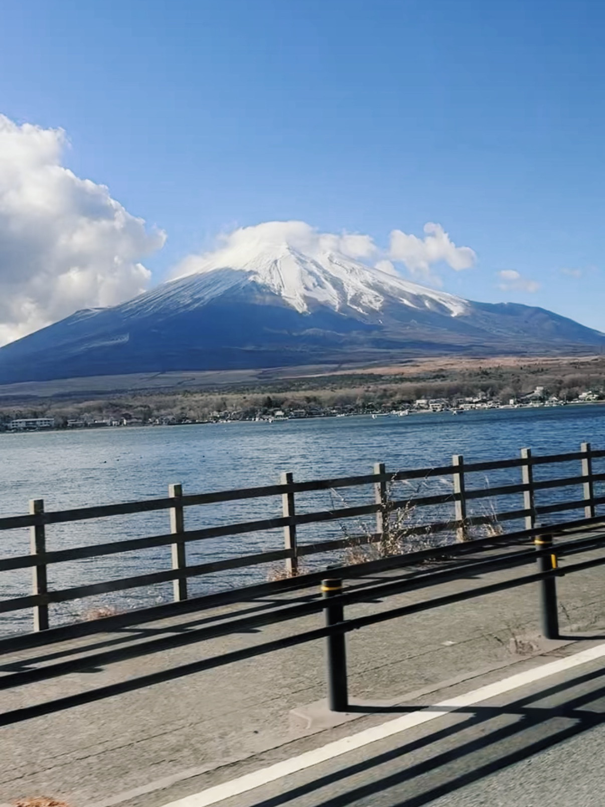 史詩級富士山一日遊🚗🌄 如果您正在尋找值得在Instagram上曬圖的景點、寧靜的湖畔氛圍以及美不勝收的富士山美景，那麼這條山梨縣環線絕對能滿足您的需求！

必遊景點：
1. 忍野八海（山梨縣南都留郡忍野市忍野町401-0511）：清澈的泉水池、可愛的傳統民居，以及倒映在水中的富士山。全天開放，漫步其中，感受田園風光。
2. THE PARK 山中湖店（南都留郡山中湖市平野3752）：這家湖畔餐廳供應當地美食和咖啡，是您享用午餐的理想去處。不妨找個靠窗的座位，欣賞山中湖的美景！
3. 新倉山淺間公園（山梨縣富士吉田市淺間2丁目4-1，郵編403-0011）：千萬不要錯過經典的寶塔+富士山的組合！全天開放，但傍晚時分的黃金時段光線格外迷人（而且旅遊巴士也比較少）。

旅遊小貼士
- 租車一日遊－比不停地換公車更方便快速。大多數景點停車免費或收費低廉。
- 這裡天氣變化很快！出發前下載一個富士山攝影機應用程序，查看山峰能見度。
- 帶現金方便購買路邊小吃和鄉村小店。

美食推薦：在THE PARK 山中湖店嚐嚐舒芙蕾煎餅，然後去便利商店買些富士山造型的甜點。

#富士山 #山梨一日遊 #富士山美景 #日本公路旅行 #隱密日本