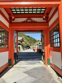 絶壁に位置する神社 本殿は洞窟の中に・・