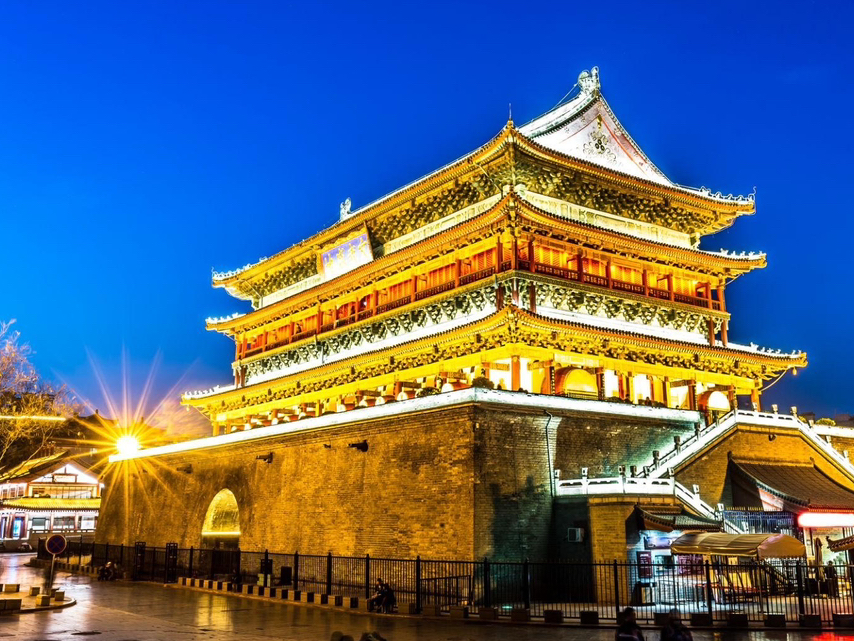 5 Days 4 Nights Xi'an Itinerary 🏯

DIY Budget Edition: Traveling by Metro + Bus
Covering major landmarks, aesthetic cafes, the ancient city, and famous Xi'an food.

🏯 Xi'an City

💰 Budget-Friendly
📍 Hotel: 700–1,500 THB/night
📍 Food: 150–500 THB/day
📍 Metro: 10–30 RMB/day
📍 Total trip cost (excluding flights)
📍 Approx. 10,000–18,000 THB

🚇 Where to Stay
Recommended to stay near
Bell Tower
Pros:
📍 City center
📍 Multiple Metro lines available
📍 Close to restaurants
📍 Walkable

Day 1 — Xi'an Old Town
🏮 Afternoon
Bell Tower
The iconic landmark in the heart of the city
📸 Great for photos in the evening

Drum Tower
Located nearby, within walking distance

🍜 Evening
Muslim Quarter
A food lover's paradise
Recommended food:
📍 Roujiamo (Chinese Burger)
📍 Grilled meat skewers
📍 Biang Biang Noodles
📍 Xi'an Yogurt

Day 2 — Terracotta Army
🚇 + 🚌 Morning
Take Metro Line 9 to the Terracotta Army
One of the 8 Wonders of the World
📸 Highlights:
📍 Terracotta Warriors Pits
📍 Bronze Chariots
📍 Emperor Qinshihuang's Mausoleum Site Museum

🌃 Evening
Head back to the city
Stroll around malls
📍 SKP Xi'an
📍 Joy City

Day 3 — Xi'an City Wall + Cafes
🚲 Morning
Xi'an City Wall
The most well-preserved ancient city wall in China
Activities:
📍 Cycling on the city wall
📍 Enjoying the city view
📸 Popular photo spots

☕
Recommended cafes:
M Stand
Seesaw Coffee
% Arabica

🌇 Evening
Yongxingfang
Local food market
Famous food:
📍 Pomegranate juice
📍 Biang Biang Noodles
📍 Xi'an Dumplings

Day 4 — Giant Wild Goose Pagoda + Photo Spots
🏯 Morning
Giant Wild Goose Pagoda
Famous temple from the Tang Dynasty
📸 Highlights:
📍 Ancient Pagoda
📍 Gardens around the temple

🌸 Afternoon
Datang Everbright City
Tang Dynasty-themed pedestrian street
Absolutely stunning at night
Features:
📍 Performers in traditional Chinese costumes
📍 Light shows
📍 Lots of photo spots

Day 5 — Shopping + Departure
☕
Morning cafe
Stroll around the Bell Tower

🛍️ Souvenir shopping
Recommendations:
📍 Jujube snacks (Chinese dates)
📍 Xi'an Tea
📍 Terracotta Warrior figurines
📍 Chinese sesame candies

✈️ Head back home

🍜 Must-Try Food
Roujiamo
Authentic Chinese Burger

📍 Biang Biang Noodles
Xi'an's famous wide noodles

📍 Yangrou Paomo
Mutton Soup with Pita Bread

📍 Persimmon Cake
Fried Persimmon Pastry

🚇 Frequently Used Metro Lines
Line 2 → Bell Tower, City Wall
Line 4 → Datang Everbright City
Line 9 → Terracotta Army

Very convenient to use via Alipay

📸 Must-Visit Photo Spots
1. Bell Tower
2. Terracotta Army
3. Xi'an City Wall
4. Giant Wild Goose Pagoda
5. Datang Everbright City

✨ This itinerary is perfect for a first-time trip to Xi'an because it mainly relies on the Metro, keeps costs low, and covers all the major landmarks within 5 days and 4 nights—including history, cafes, and famous local food. 🏯🍜 An absolute must-try!