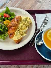 A cozy brunch café