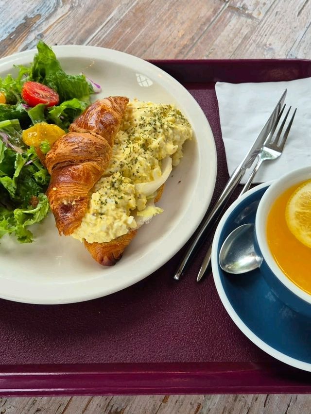 A cozy brunch café
