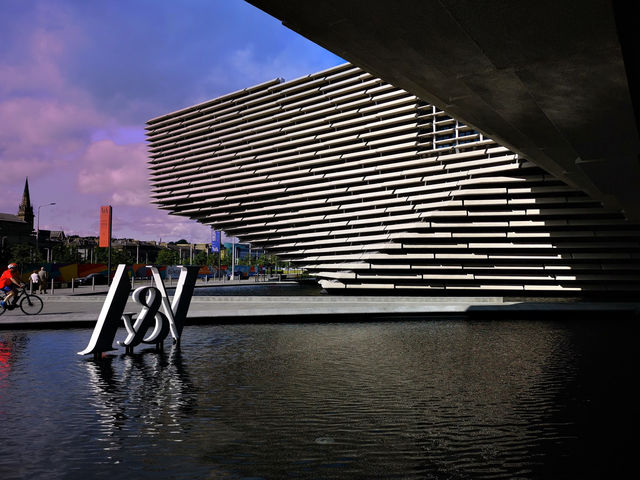 光與影的舞蹈：隈研吾的 V&A Dundee ☀️🌑🕺💃