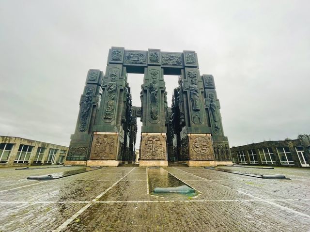 【ジョージア🇬🇪/黒く巨大なモニュメント『ジョージアのクロニクル 』】
