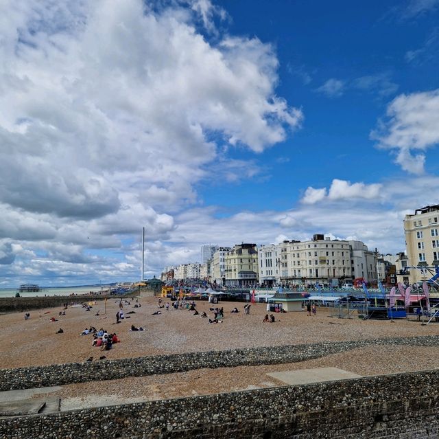 Stroll Along the Brighton Promenade! 🌊🏖️