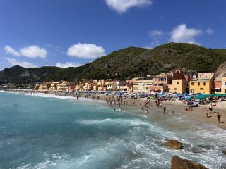海辺の静かなリグーリアの素敵な村