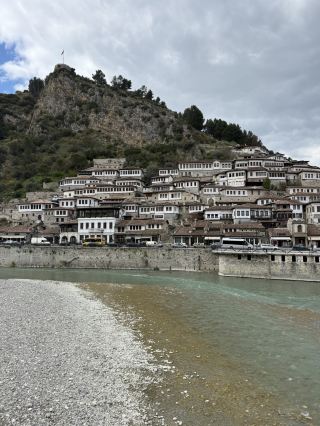 白い家々、蛇行する川、そして見つめ返してくる窓：ベラトへの小旅行