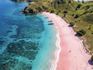 🌸 THE BEACH THAT LOOKS TOO PINK TO BE REAL
