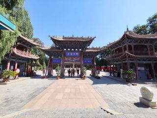 Giant Buddha Temple: Walk In and You’re Faced with the Belly 🏯