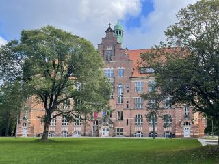 海因裡希·紹爾曼館(Heinrich-Sauermann-Haus)位於德國石勒蘇益格-荷爾斯泰因州最北部的弗倫斯堡(Flensburg),坐落在老城南側的博物館山(Museumsberg)。博物館山始建於1876年,主要收藏和展示昔日石勒蘇益格地區的藝術與文化歷史。紹爾曼館的常設展涵蓋中世紀至19世紀,館內收藏超過900件歷史傢俱,是德國規模較大的歷史傢俱收藏之一。展覽還包括原始農舍室內、18世紀生活文化以及中世紀宗教藝術等。這裡展示的不只是傢俱和藝術品,更是一部石勒蘇益格地區的生活史。