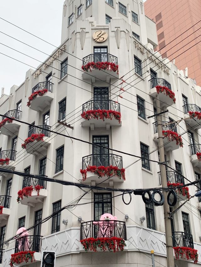 上海街頭的浪漫，揚子飯店小熊玫瑰花露台