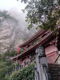 煙雨急行登嵩山