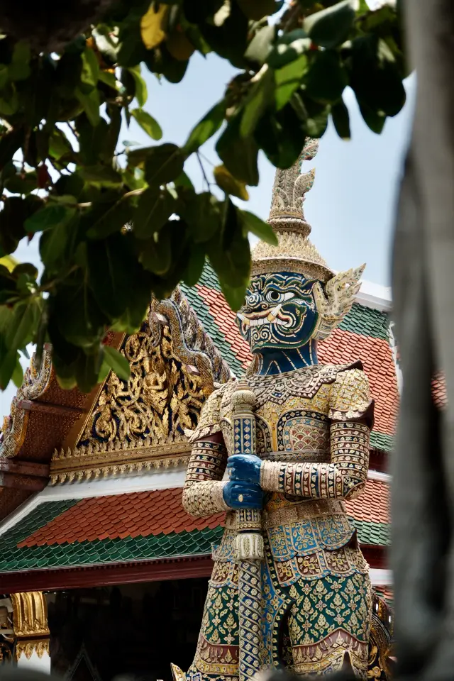 방콕에서 가장 가볼 만한 황금빛으로 뒤덮인 대왕궁입니다