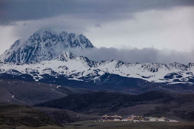 菩薩喜歡的地方/塔公寺遙望雅拉雪山