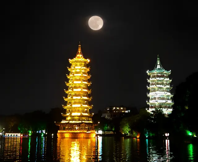 The Sun and Moon Pagodas in Guilin's Fir Lake are recommended for check-ins day and night