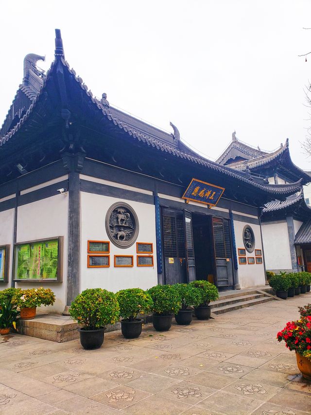 真如鎮，雖陷水泥森林中，唯這方淨土依舊