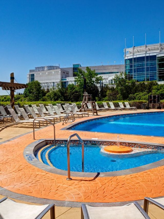 🌟 Gatineau Getaway: Luxe Stays at Hilton Lac Leamy 🎲🛏️