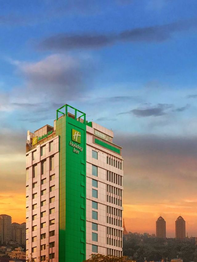🌟✈️ Dhaka Delights: Comfy Stays at Holiday Inn 🏨🛌