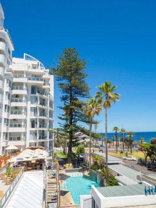 🌟 Cape Town Charm: Luxe Stay at Peninsula All Suite 🌟