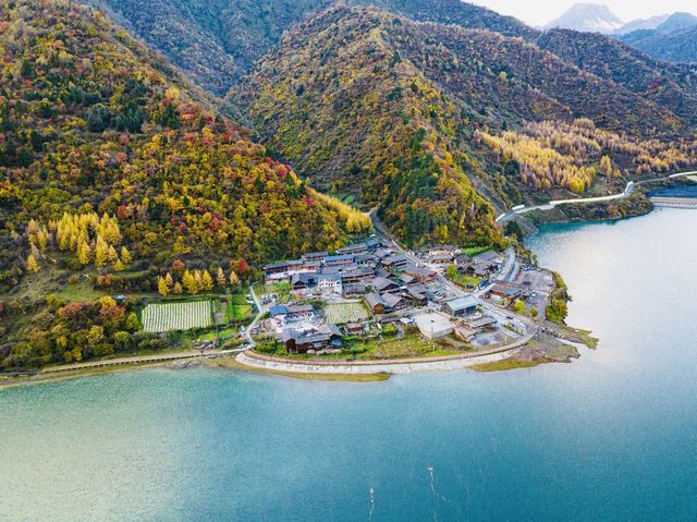 四川小眾紅葉秘境一藏在山裡的扒昔加古寨。