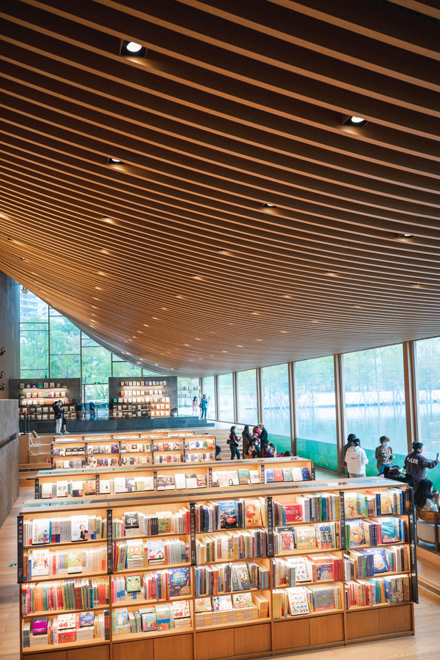 沉浸在興隆湖水下書屋的一天