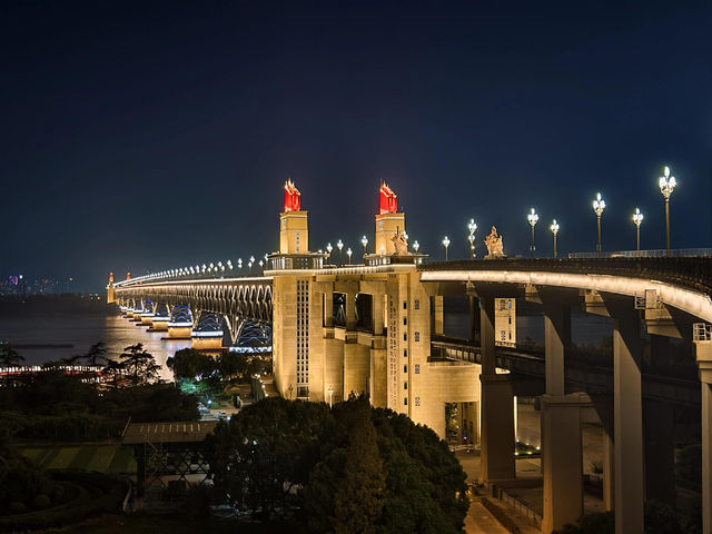 南京長江大橋玻璃棧道｜見證浪漫夜景