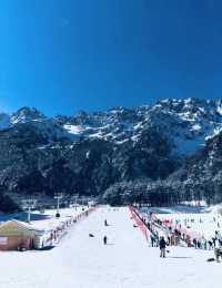 滿屏雪山霧凇的滑雪場
