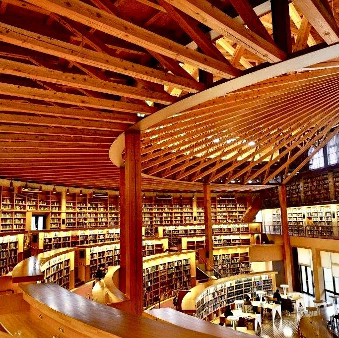 秋田に隠された知識の宝庫🌊 東北で最も美しい図書館 | Trip.com 秋田市
