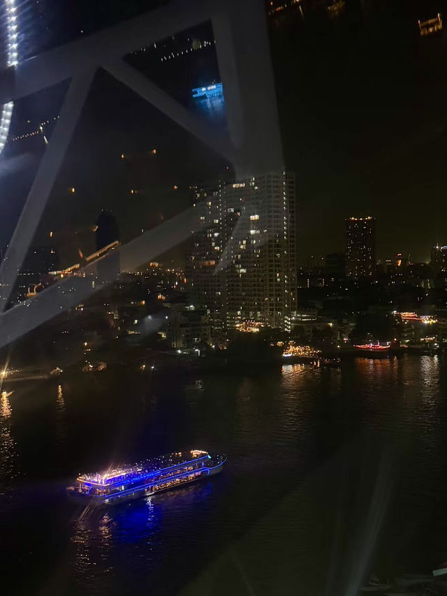 夜色旋轉的溫柔：摩天輪上的曼谷夢境