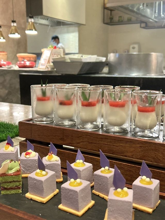 喺海口萬麗食到豐富嘅自助餐啦！！！