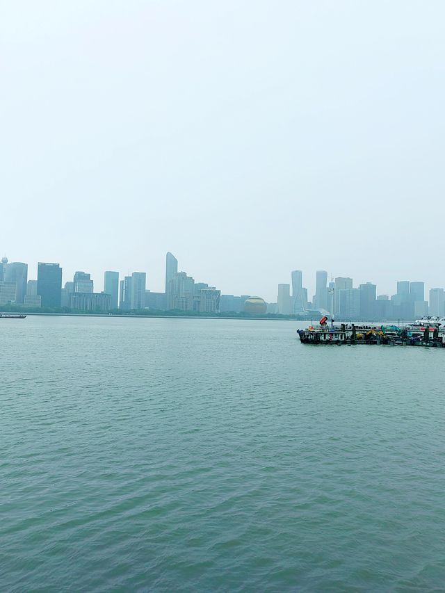 錢江三橋濱江東側，江景壯闊，步道優美