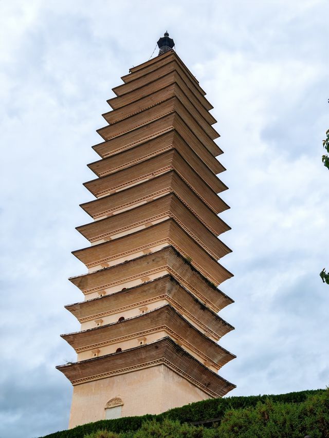 寺不在大，依山傍水則靈