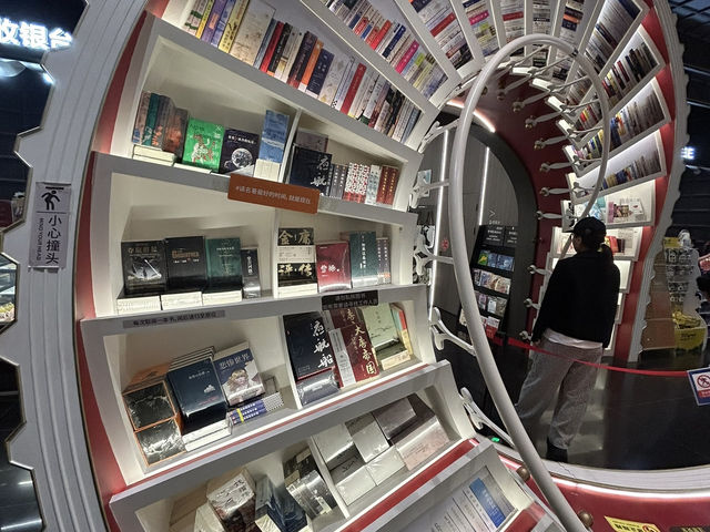 📚 鐘書閣 × 前海歡樂港灣｜魔幻書店與海風散步的一日慢行 