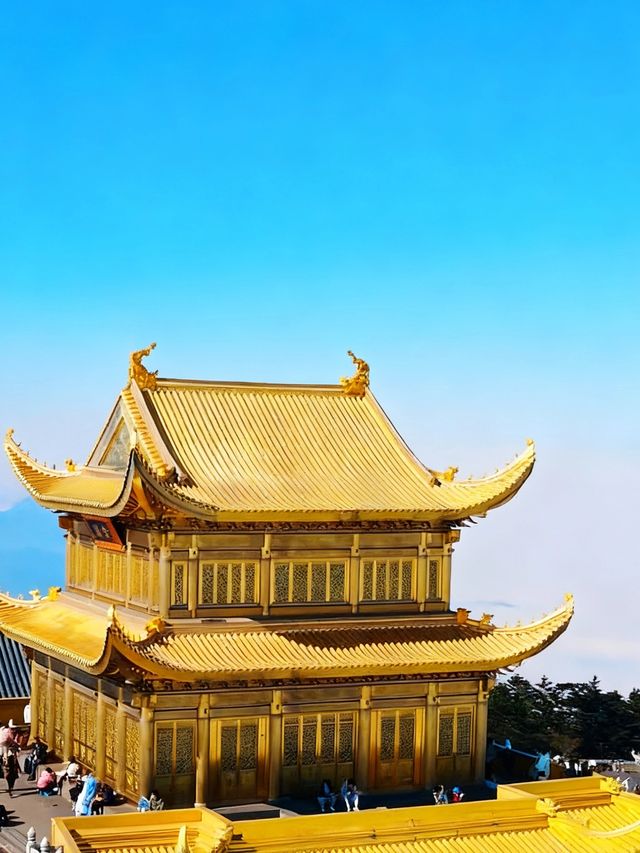 峨眉山金頂｜在雲海和佛光間找到內心的寧靜