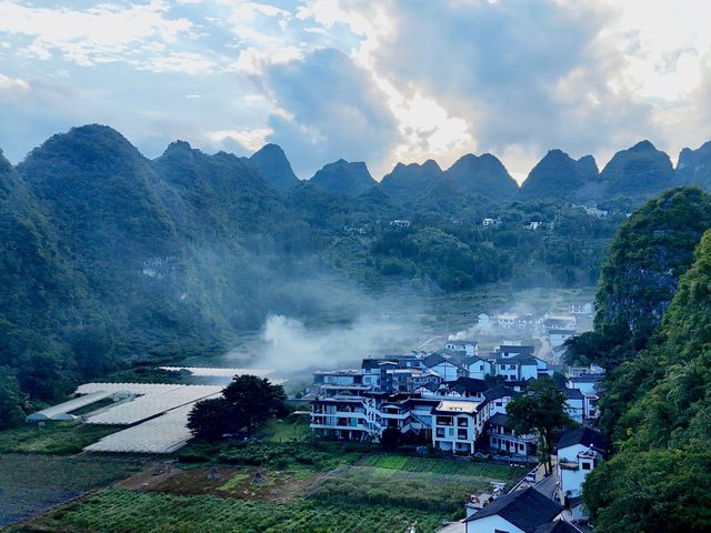 十月中旬的貴州九日之行，是我至今最難忘的一段旅程。

貴州必看的景點非常之多，山路遙遠，如果跟團“打