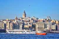 微醺的暖陽， 在深秋的涼意裡， 照亮了這個世界， 海泛著粼粼波光， 藍的如此透徹， 都說伊斯坦堡的