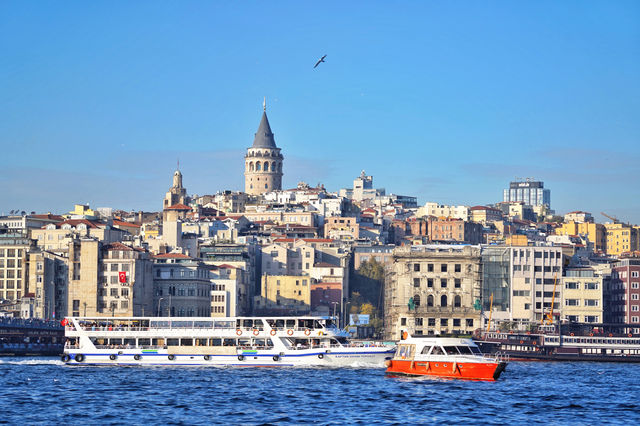 微醺的暖陽， 在深秋的涼意裡， 照亮了這個世界， 海泛著粼粼波光， 藍的如此透徹， 都說伊斯坦堡的