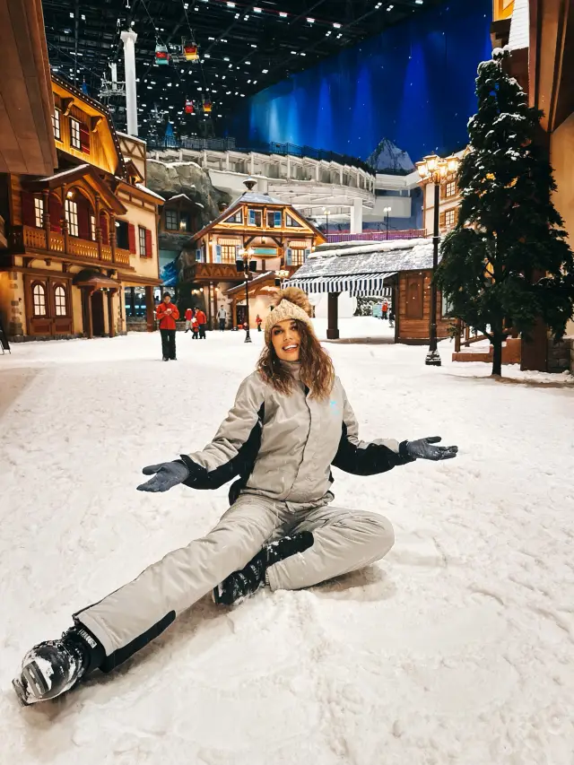 The world's largest indoor ski resort. Shanghai.