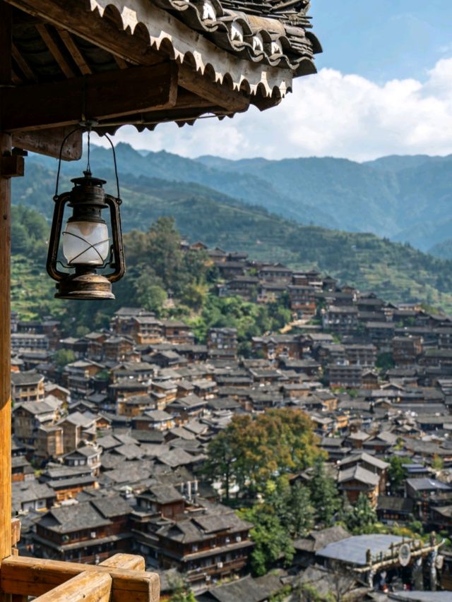 貴州黔東南：千戶苗寨的吊腳樓在梯田邊鋪成畫卷