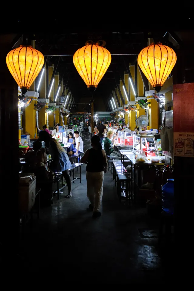 我在會安按下快門，記錄了它溫柔的夜