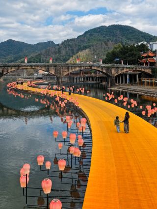 It really is in Wenzhou! A holiday filled with fun activities like taking the kids out, enjoying nature, and watching plays – the festive atmosphere is all there!