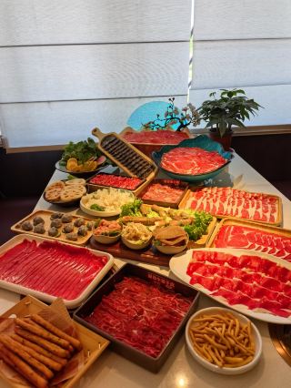 青島牛肉很出名，嘗嘗青島農場的肥牛火鍋