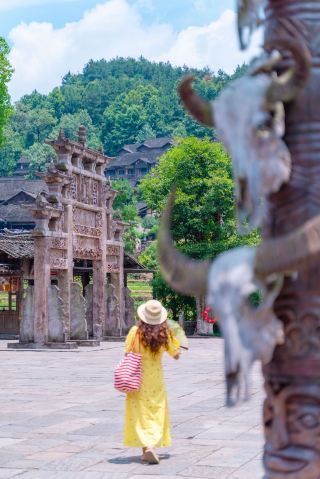 貴州省で26℃の夏を見つけた私は、烏江寨へ週末旅行に出かけました。こんなにリラックスできたのは本当に久しぶりです。週末の小旅行で、遵義の山々に囲まれた烏江寨へ逃避行しました…。