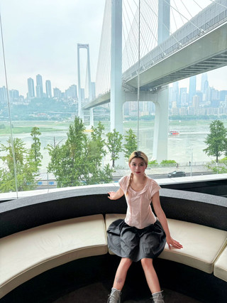 This Chongqing hotel lets you soak in a private hot spring while watching the Jialing River night view! It's absolutely amazing~