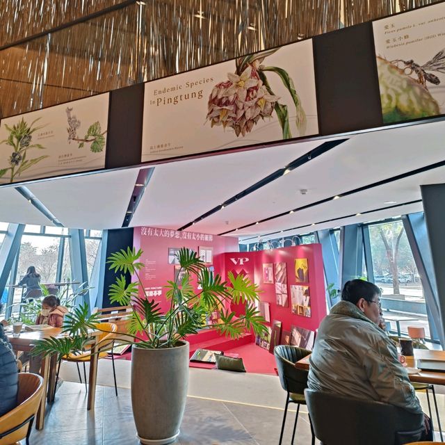 屏東總圖 春若咖啡館 優美的環境搭配裝置藝術與音樂