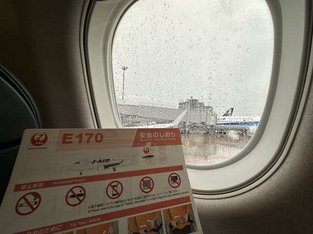 福岡空港→高知(龍馬)空港へ。JAL『エンブラエル』で高知へ飛ぶ。
